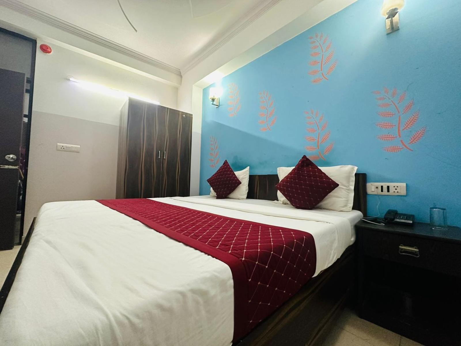 Hotel Galaxy Inn Near Delhi International Airport 뉴델리 외부 사진