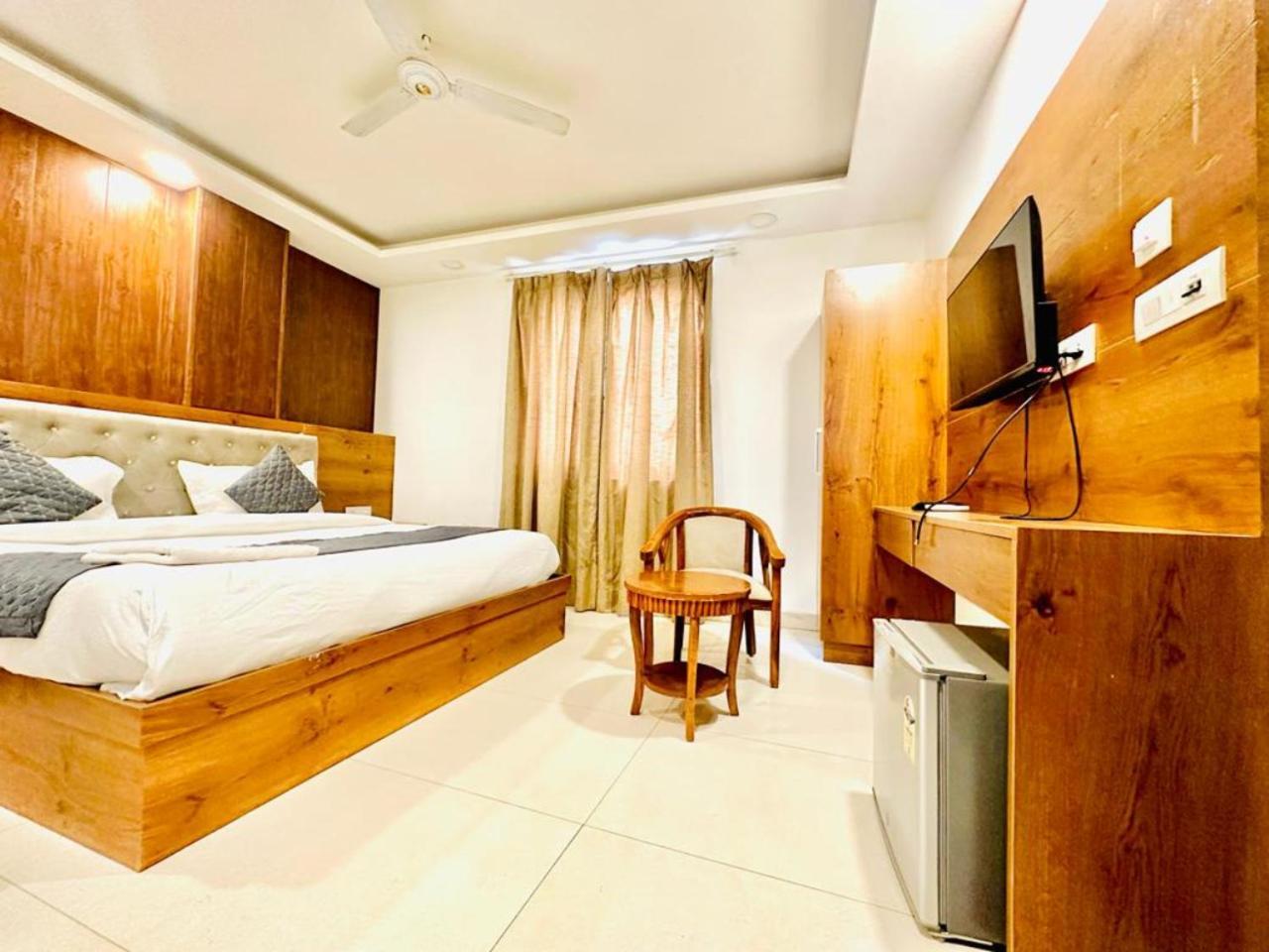 Hotel Galaxy Inn Near Delhi International Airport 뉴델리 외부 사진