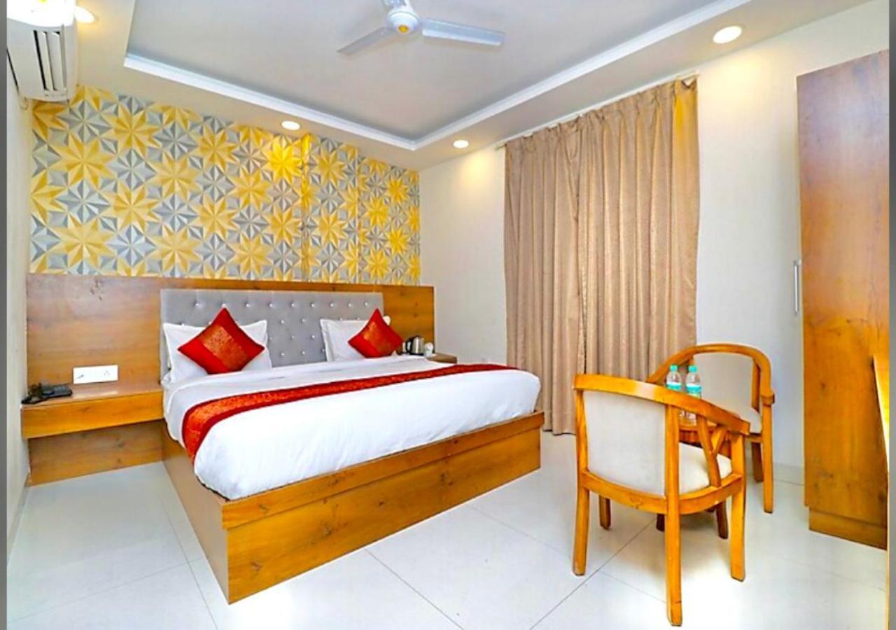 Hotel Galaxy Inn Near Delhi International Airport 뉴델리 외부 사진